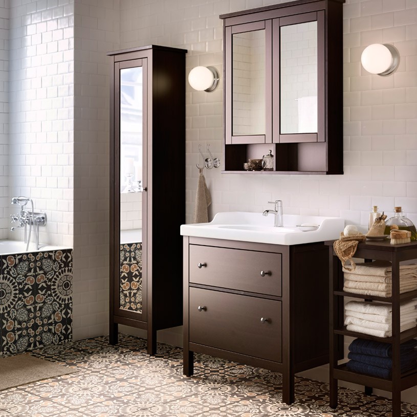 Roomy and traditional bathroom